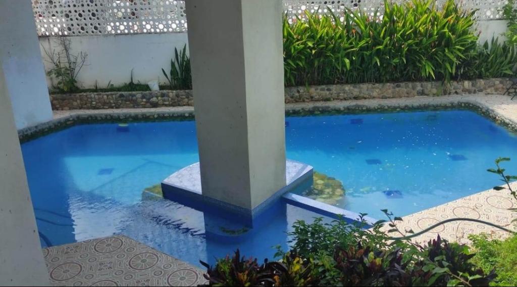 a swimming pool in a yard with a pole at Casa con vista y alberca privada in Acapulco