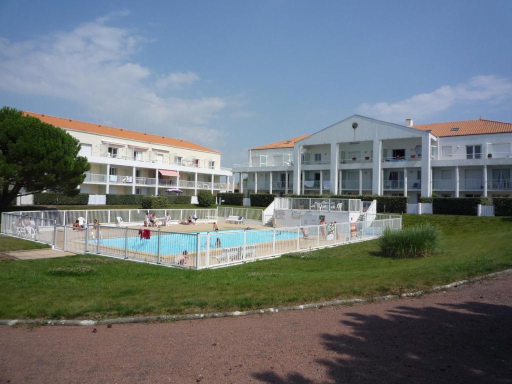 La Pironnière的住宿－Appartement Les Sables-d'Olonne, 2 pièces, 4 personnes - FR-1-92-740，一座大建筑前的游泳池