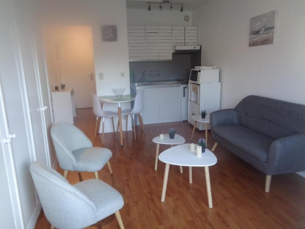 - un salon avec un canapé, des chaises et des tables dans l'établissement Studio 24m² au Centre d'Arcachon, proche Gare et Plage, Balcon Sud - FR-1-374-104, à Arcachon