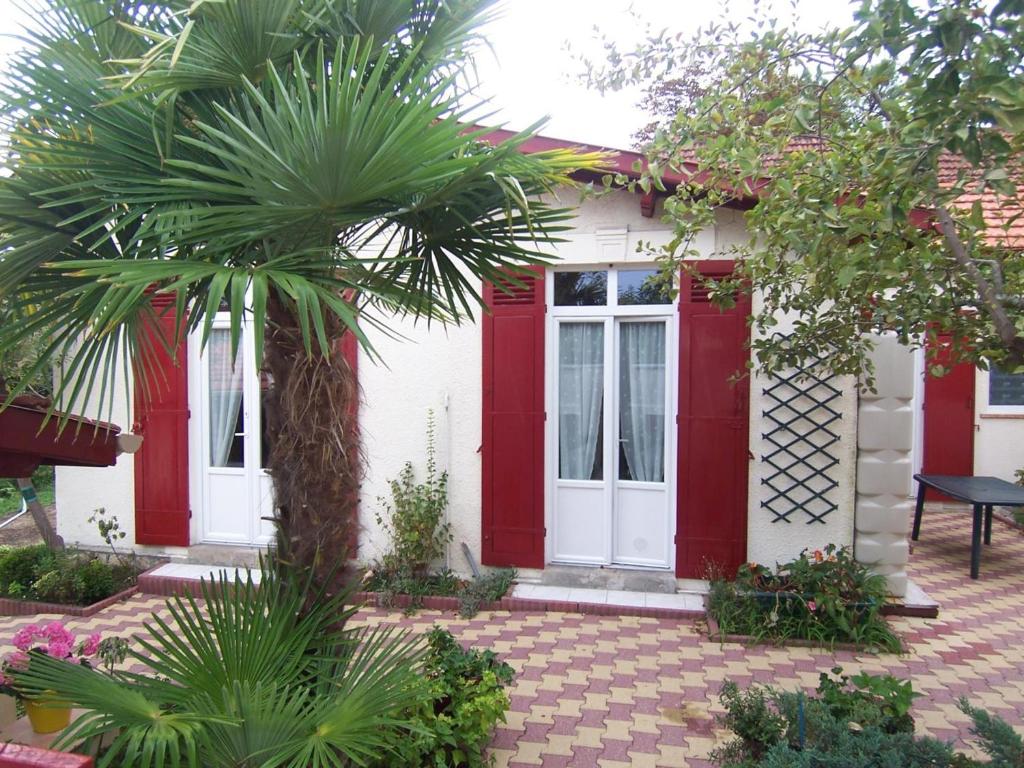 アルカションにあるVilla Arcachon, 3 pièces, 6 personnes - FR-1-374-53のヤシの木のある家の赤い玄関