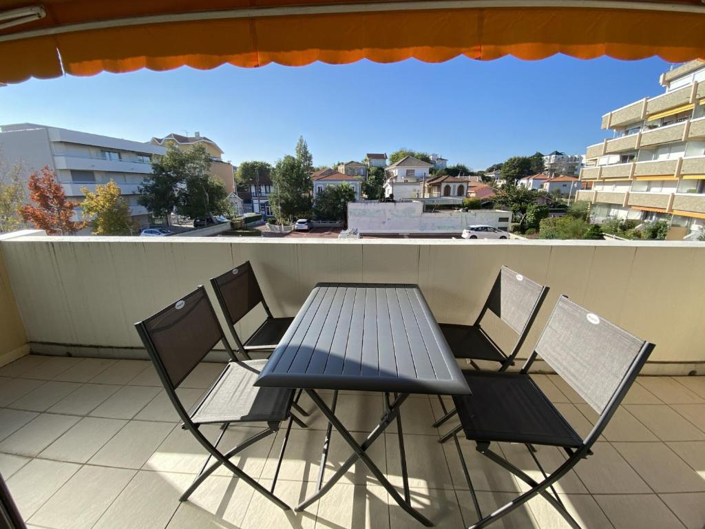 une table et des chaises sur un balcon avec vue dans l'établissement Charmant T2 avec Terrasse Sud, Accès Plage et Parking Sécurisé à Arcachon - FR-1-374-85, à Arcachon