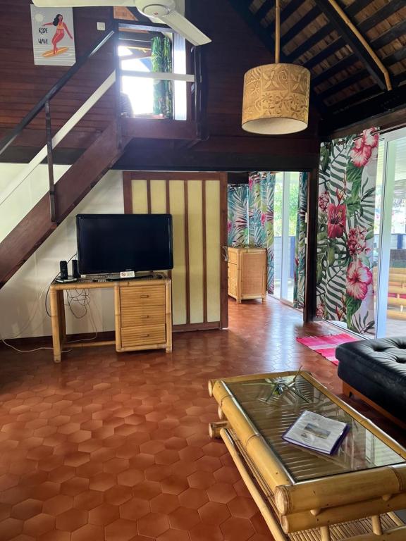Телевізор і / або розважальний центр в Linareva Moorea Beach Resort
