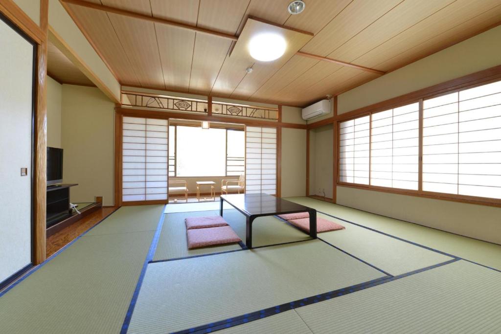 Postel nebo postele na pokoji v ubytování Ooedo Onsen Monogatari Shinshu Kakeyu