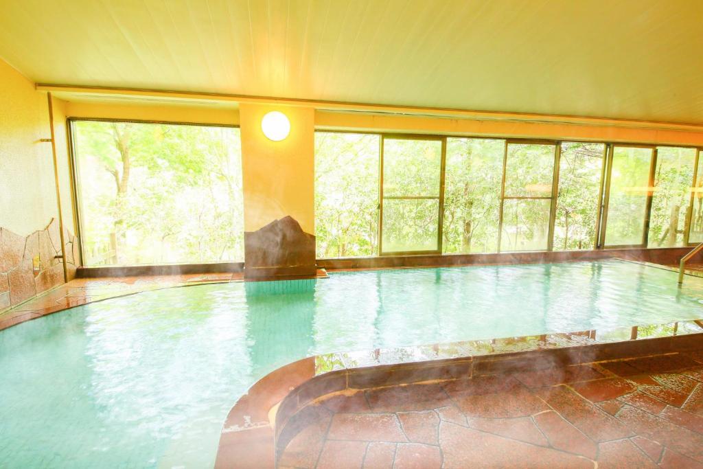 Bazén v ubytování Ooedo Onsen Monogatari Shinshu Kakeyu nebo v jeho okolí