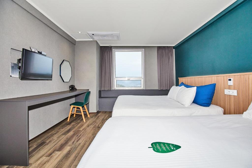 Postel nebo postele na pokoji v ubytování Kolon Hotel