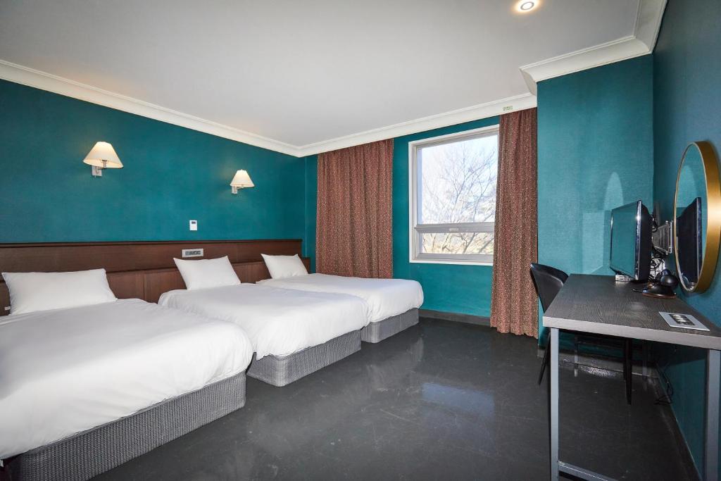 TV a/nebo společenská místnost v ubytování Kolon Hotel