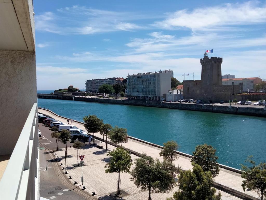 - un balcon offrant une vue sur la rivière dans l'établissement T2 tout confort proche plage, 4 pers, ascenseur - FR-1-331-77, à Les Sables-dʼOlonne