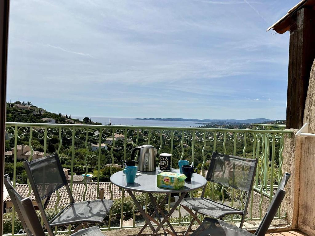 uma mesa e cadeiras numa varanda com vista em Appartement Les Issambres, 2 pièces, 5 personnes - FR-1-226-516 em Roquebrune-sur-Argens