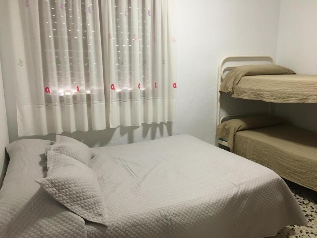 Posteľ alebo postele v izbe v ubytovaní Villa de Vacaciones en Costa Dorada, L'Ametlla de Mar, Piscina Privada y Cerca de la Playa - ES-221-11