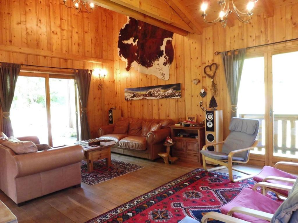 - un salon avec un canapé et des chaises dans une cabine dans l'établissement Chalet spacieux à Crest-Voland, 12 pers., parking, wifi - FR-1-595-78, à Crest-Voland
