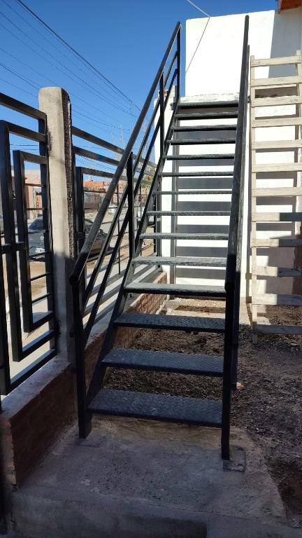 un conjunto de escaleras de metal al lado de un edificio en CELRIOS Departamento en Puerto Madryn