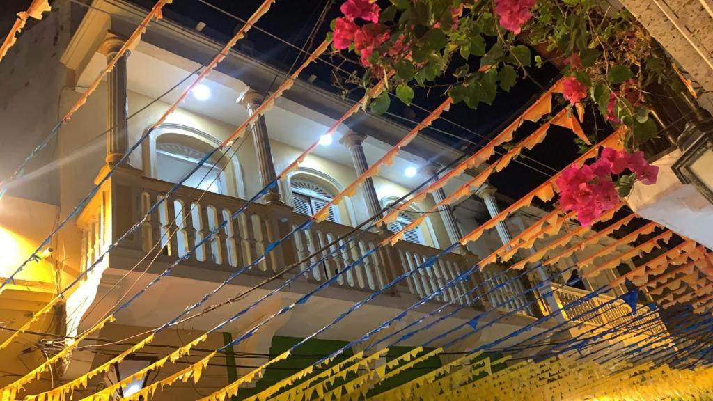 uma escada com flores penduradas no tecto em HOSTEL M&H em Cartagena das Índias