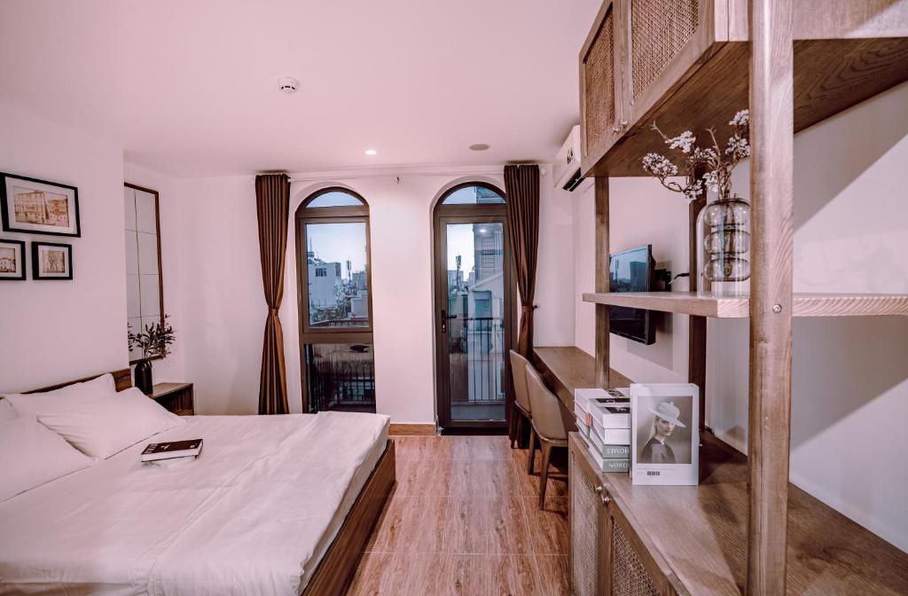 胡志明市Mint Hotel Bui Vien Q1的带一张床和两扇窗户的卧室