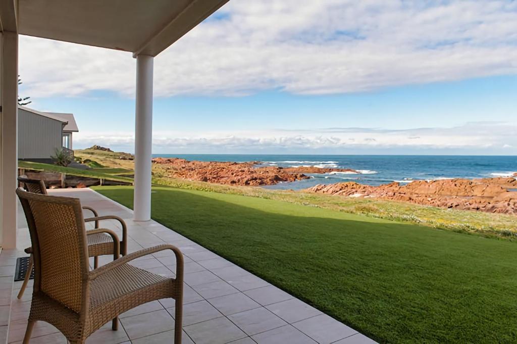 Hear the waves watch the whales Anna Bay - Holiday Home