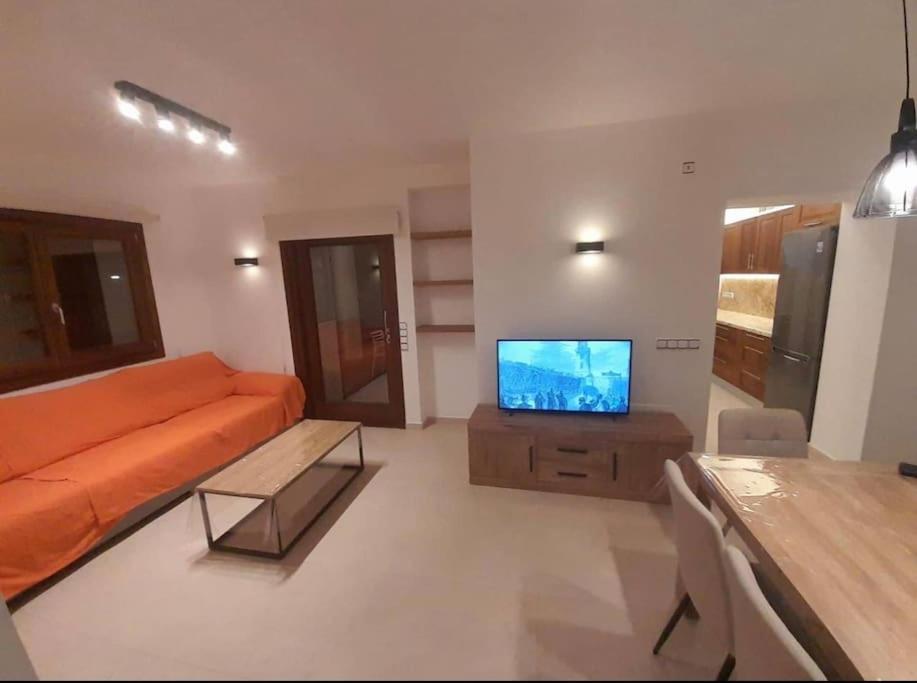 TV a/nebo společenská místnost v ubytování 2 Bedrooms Luxe Playa D’Bossa w/parking