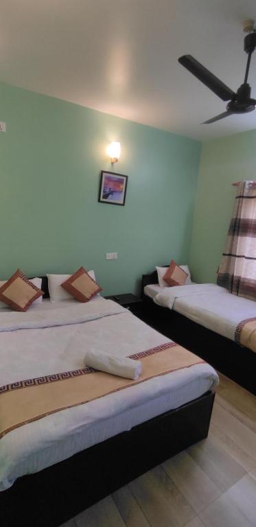 Llit o llits en una habitació de Hotel Pokhara Paradise