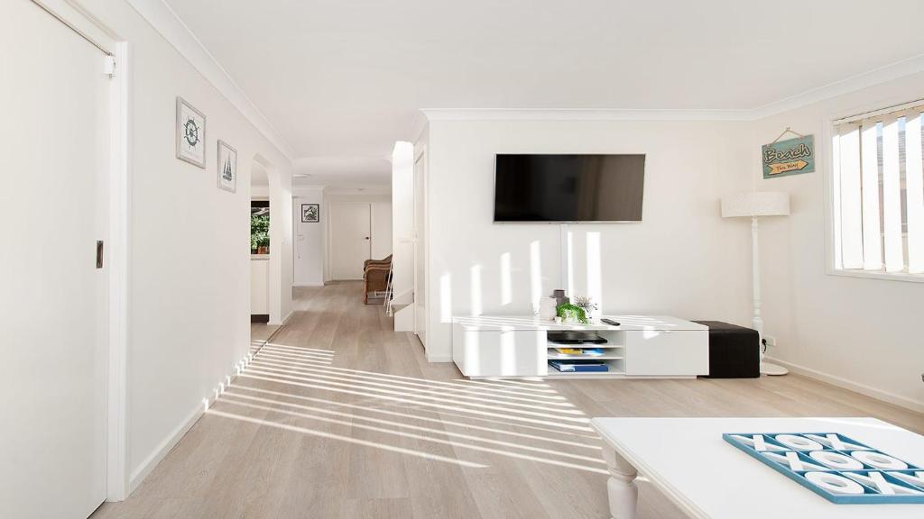 Μια τηλεόραση ή/και κέντρο ψυχαγωγίας στο Bombora Walking Distance to Fingal Beach- Farm Rd, Fingal Bay