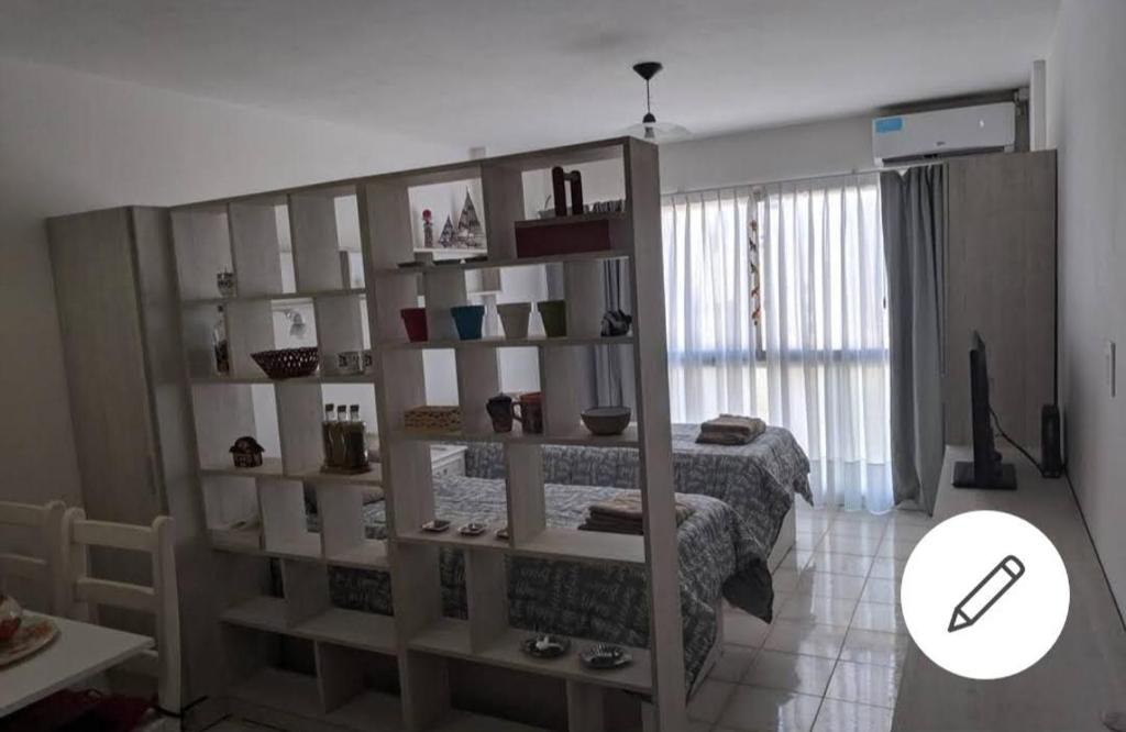 une chambre avec une étagère et un lit dans l'établissement Cómo en casa Monoambiente, à Córdoba