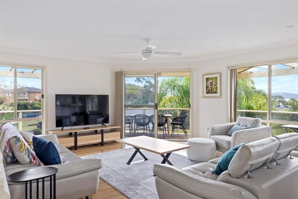 O zonă de relaxare la pet friendly - Views- Meters to the Beach & Anchorage Port Stephens