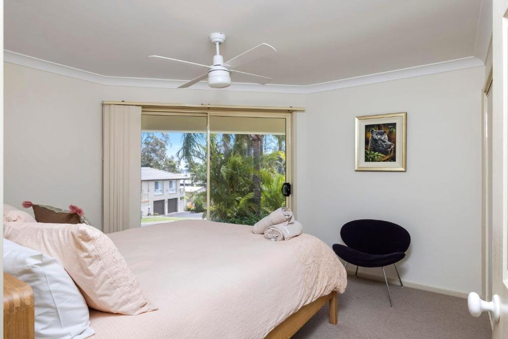 Postel nebo postele na pokoji v ubytování pet friendly - Views- Meters to the Beach & Anchorage Port Stephens