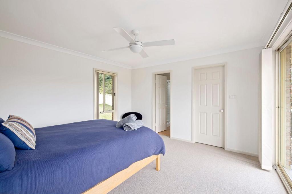 Postel nebo postele na pokoji v ubytování pet friendly - Views- Meters to the Beach & Anchorage Port Stephens