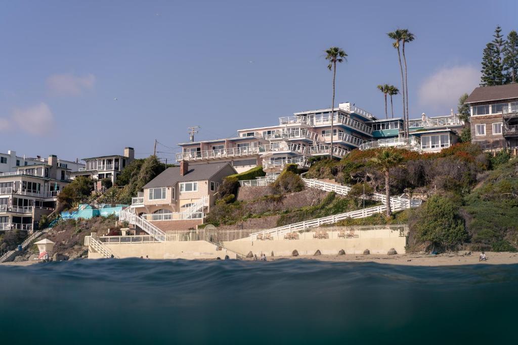 vista dall'acqua di una spiaggia con appartamenti di Laguna Surf Lodge by SCP Hotels a Laguna Beach