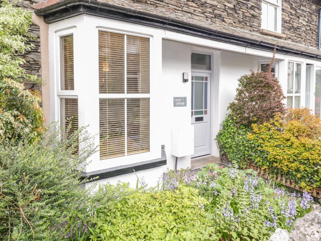 uma porta branca da frente de uma casa com plantas em Lamb Cottage em Windermere