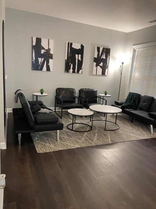 ein Wohnzimmer mit Sofas, Stühlen und Tischen in der Unterkunft Full house charm mins frm DT Raleigh, NC State University in Raleigh
