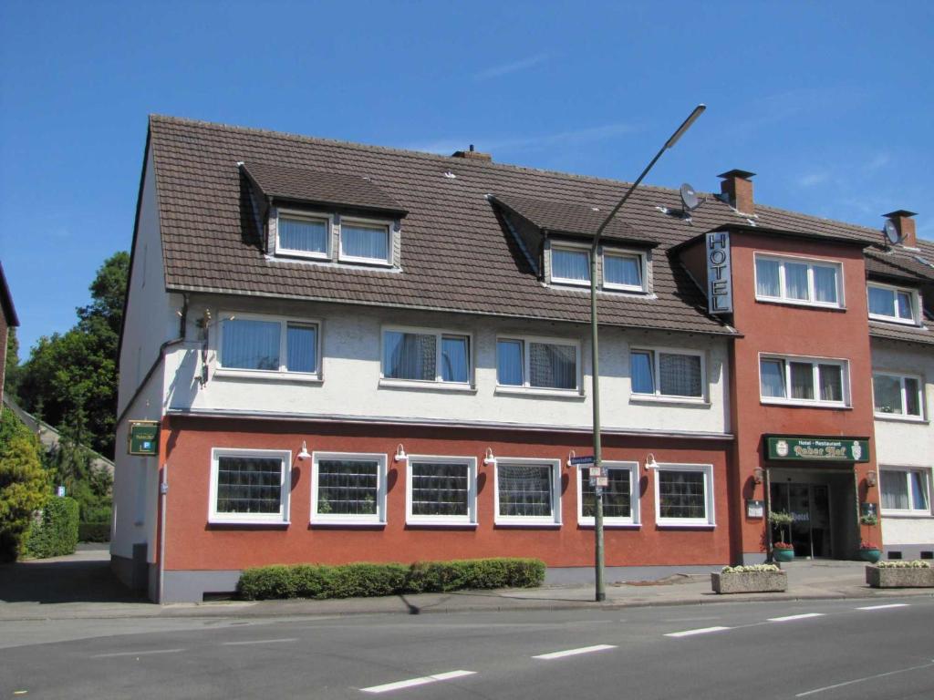 ein Gebäude an der Ecke einer Straße in der Unterkunft Hotel - Restaurant Reher Hof in Hagen