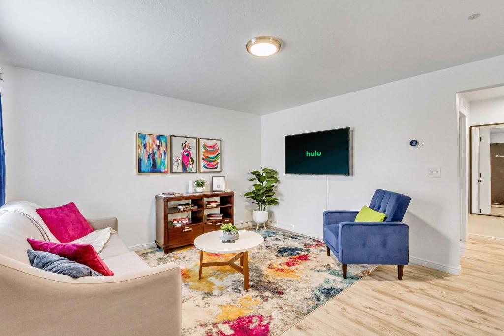 ein Wohnzimmer mit einem Sofa und einem Tisch in der Unterkunft King bed - Fast Wi-Fi - Walker's Paradise in Salt Lake City
