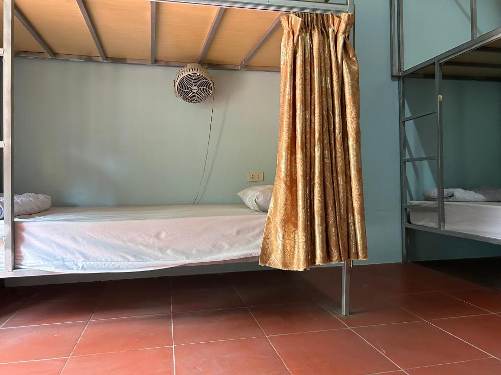 Tam Coc Bungalow - Lit Dans Une Salle De Dortoir Mélangée à 8 Lits