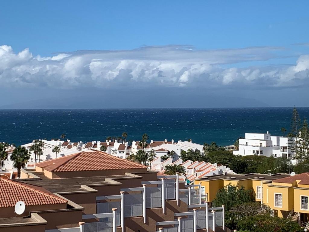 uma vista sobre os telhados das casas e o oceano em Orlando - Sea View Apartment in Costa Adeje em Adeje