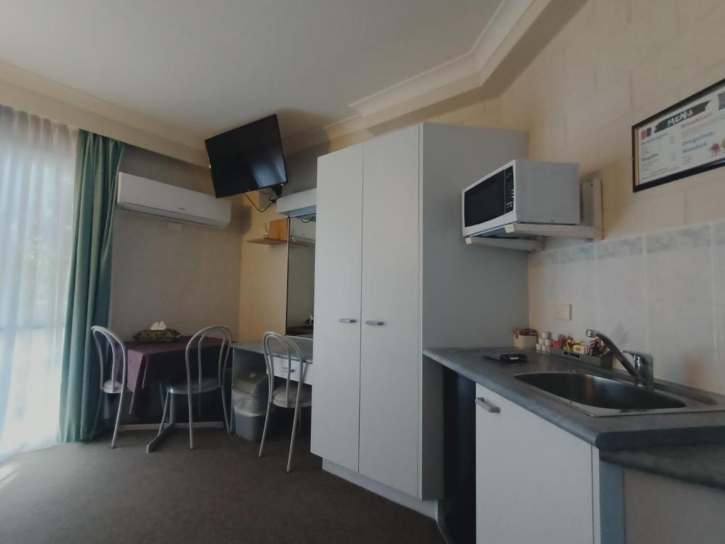 Kuchyň nebo kuchyňský kout v ubytování Admiral Nelson Motor Inn