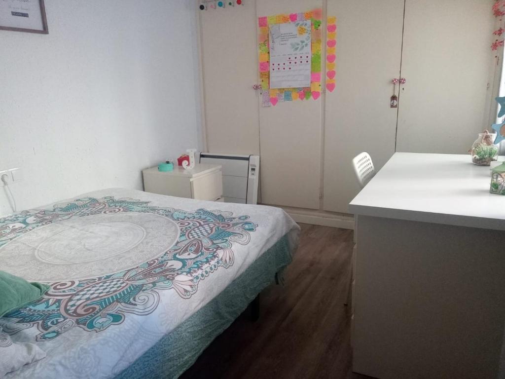 een ziekenhuiskamer met een bed en een aanrecht bij Barcelona Beach in Vilanova i la Geltrú