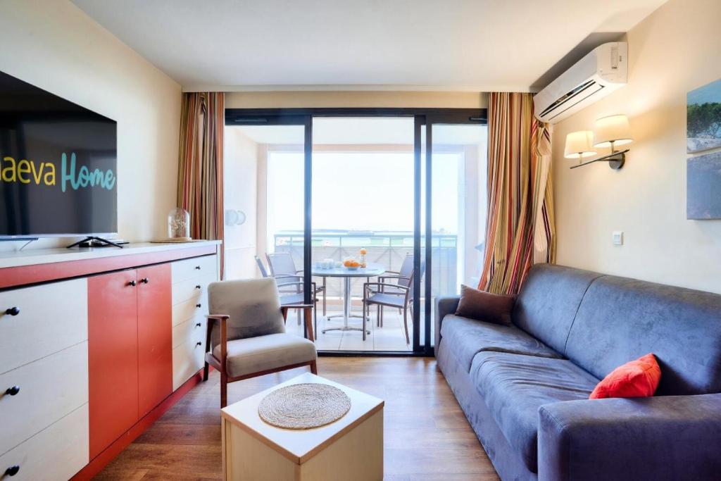 - un salon avec un canapé et une table avec un balcon dans l'établissement Résidence Cannes Villa Francia - maeva Home - Appartement 3 pièces 7 personnes - Sélection MAE-0244, à Cannes