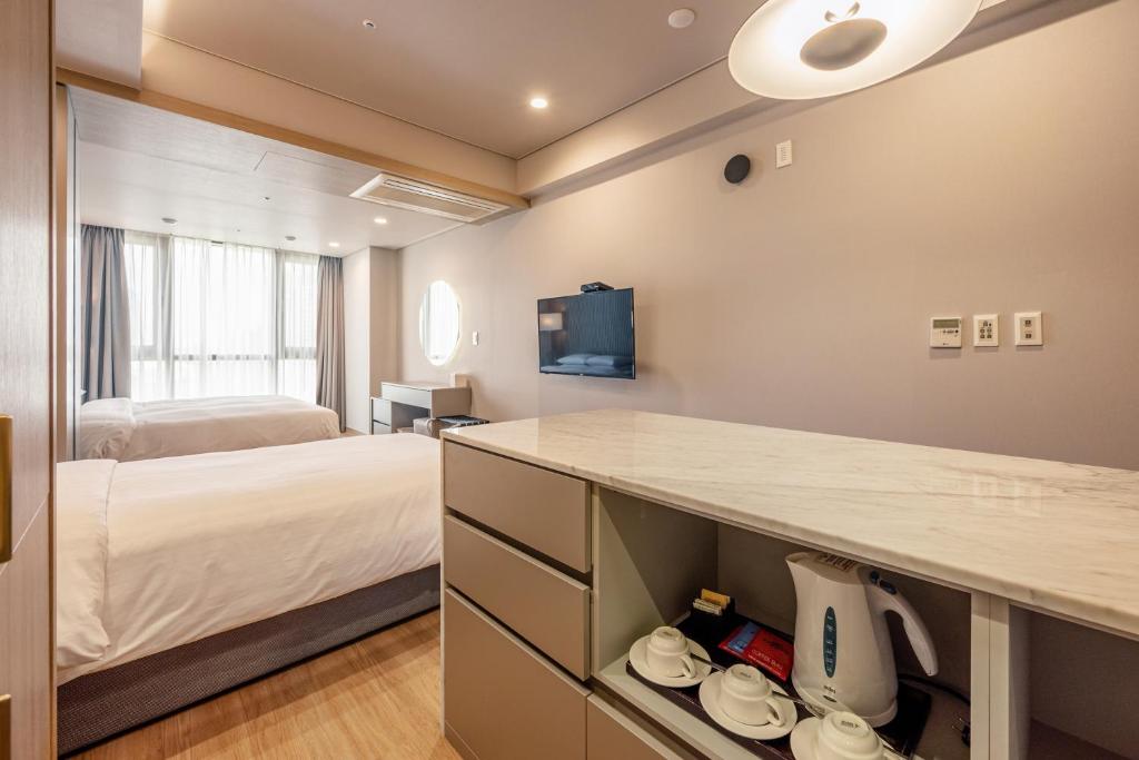 Postel nebo postele na pokoji v ubytování Haeundae Centum Hotel