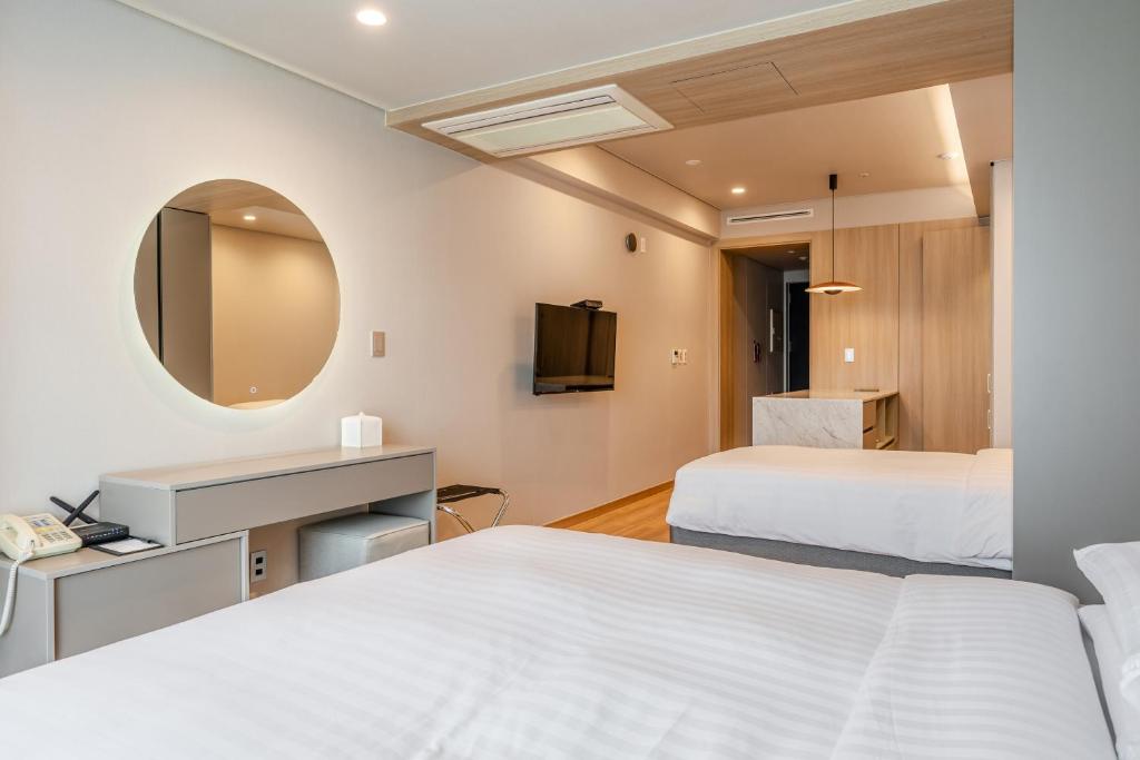 Postel nebo postele na pokoji v ubytování Haeundae Centum Hotel
