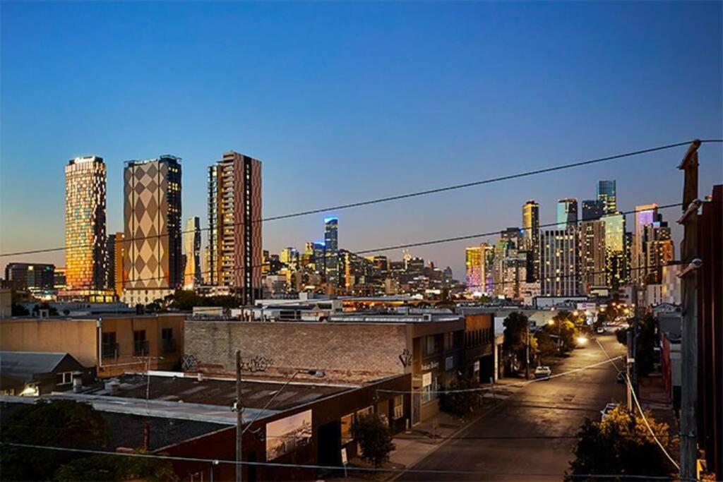 a view of a city skyline with tall buildings at Superb City Views - Apartment, work or just relax! in Melbourne