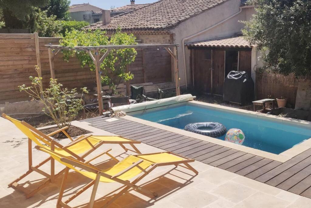 Baseinas apgyvendinimo įstaigoje Maison avec Piscine - centre village à 2 pas d'Aix-en-Provence arba netoliese