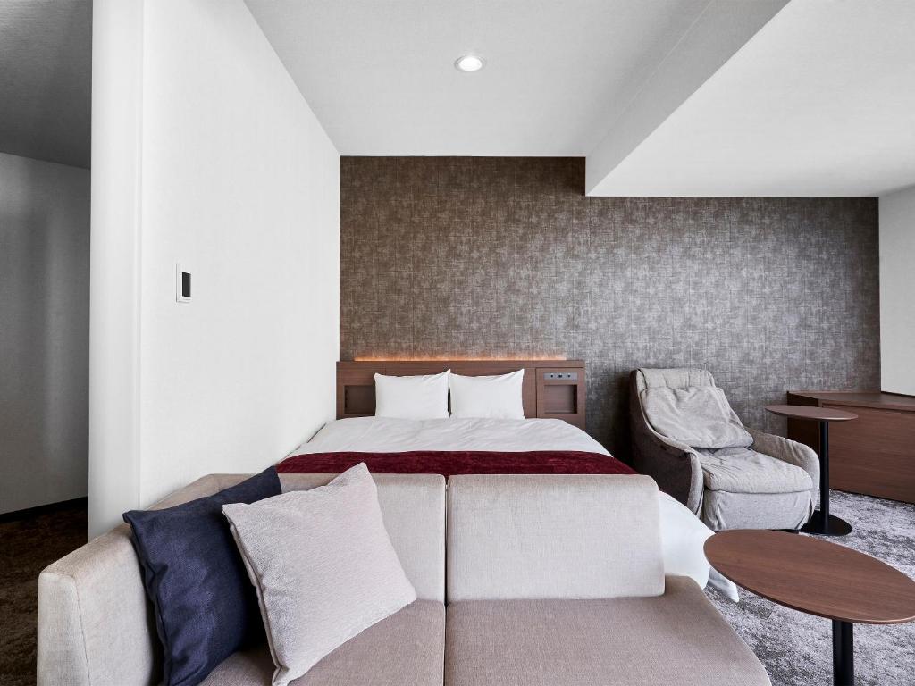Postel nebo postele na pokoji v ubytování Daiwa Roynet Hotel Nagoya Shinkansenguchi