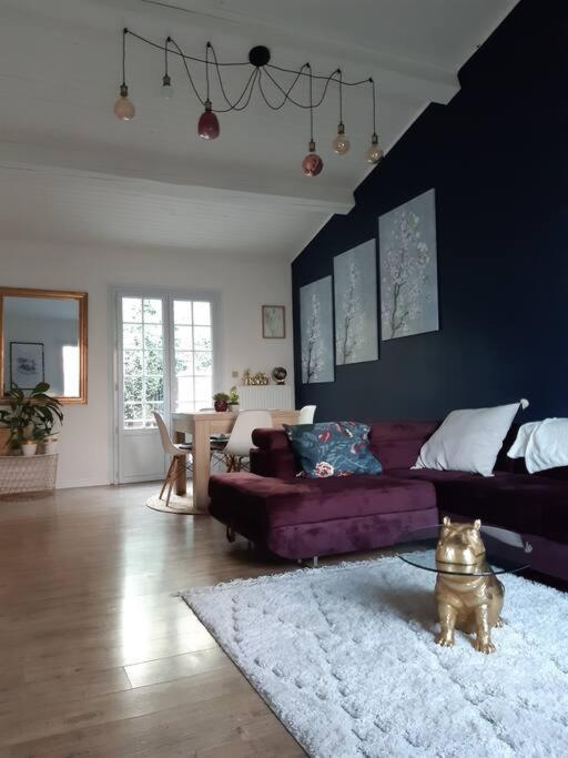 - un chien assis sur un tapis dans le salon dans l'établissement Maison cocooning près du centre d'Avignon, à Avignon