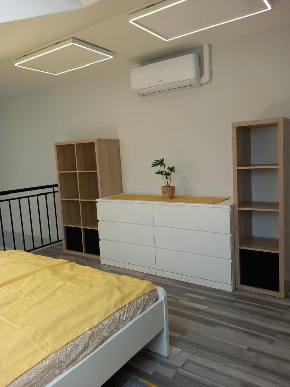 Habitación con cama y cocina con encimera. en Gemini Apartman en Esztergom