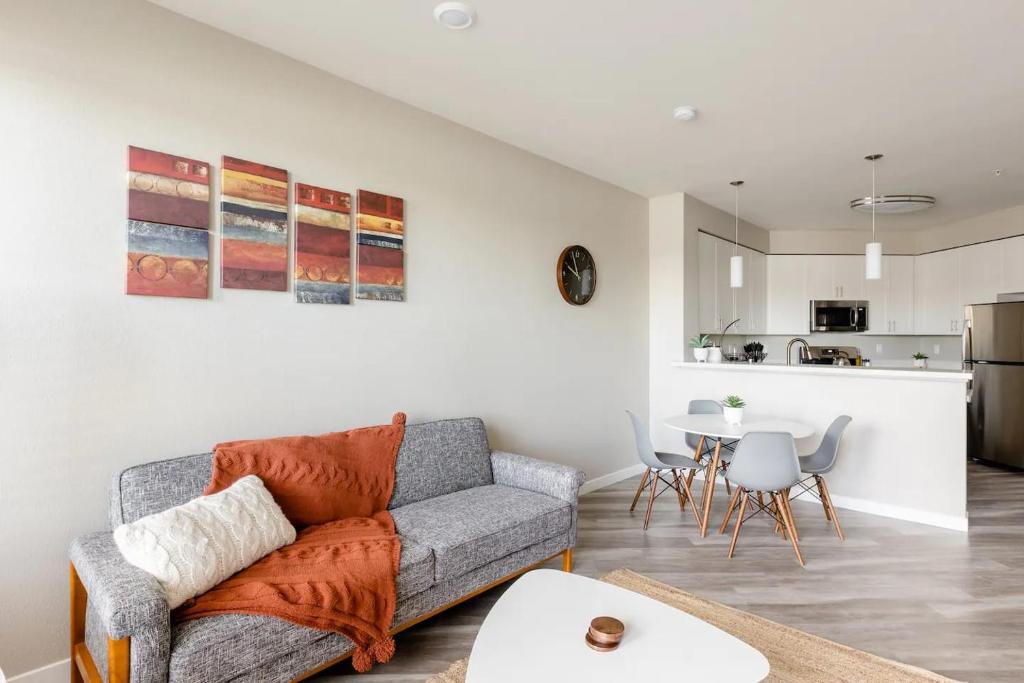 Minimalist Apt w Private Balcony Gym Sky Lounge, Sparks (updated prices ...