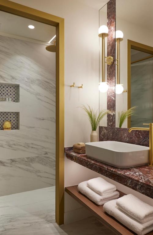 Vannituba majutusasutuses Orloff Legacy Suites Hydra