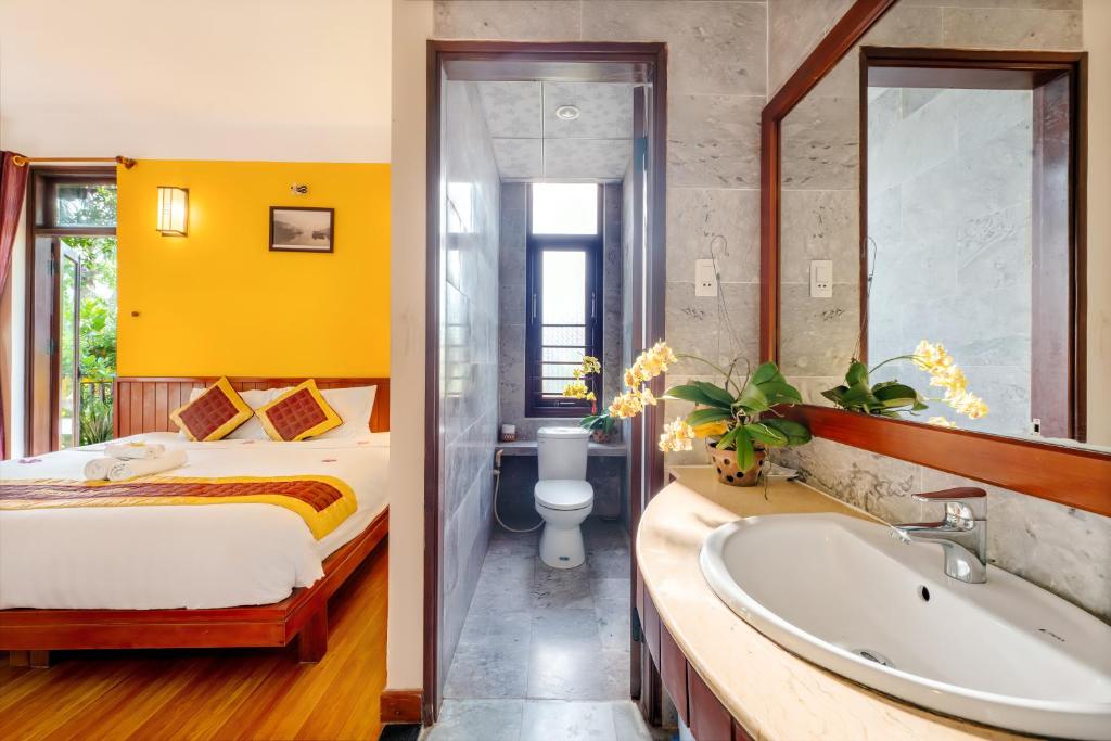 Giường trong phòng chung tại Hoi An Green Riverside Oasis Villa