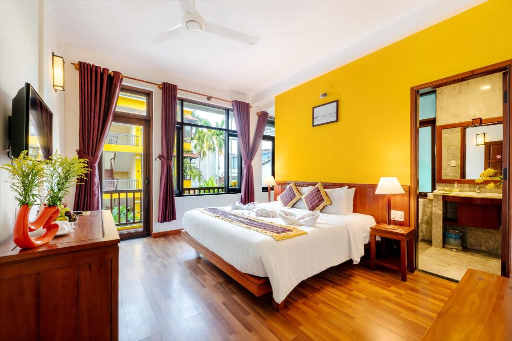 Giường trong phòng chung tại Hoi An Green Riverside Oasis Villa