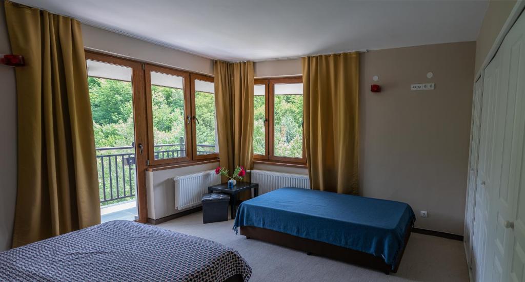 1 dormitorio con 2 camas y ventana en Chillhouse Bed & Breakfast, en Bakʼovo