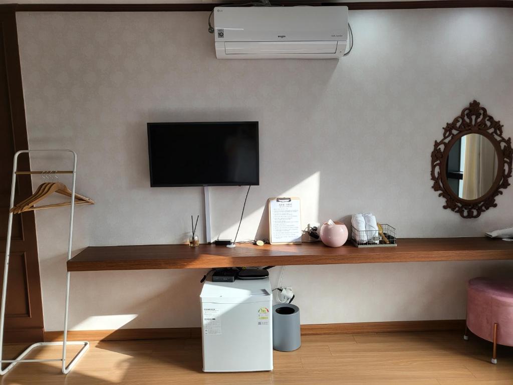 TV a/nebo společenská místnost v ubytování Cheukhu-dong 19street Guesthouse