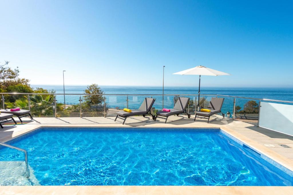 basen z widokiem na ocean w obiekcie Villa Ladera Sol by Villa Plus w mieście Nerja