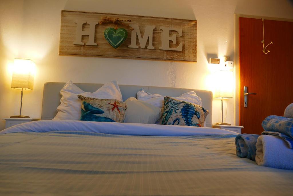 Una cama con almohadas y un cartel que diga que amo en Gemütlicher Raum, Gampern en Gampern